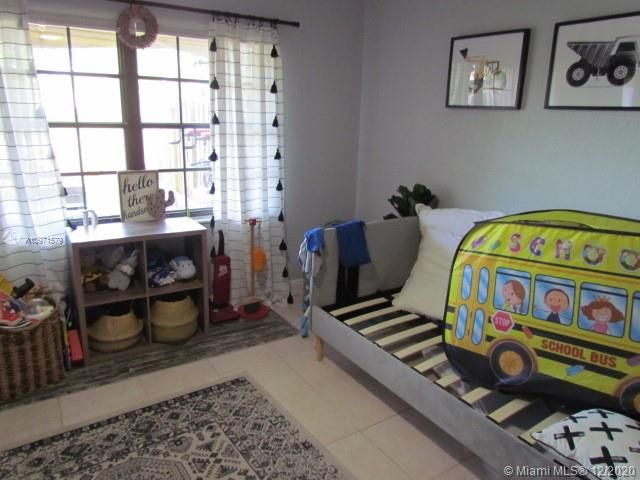 Vendido Recientemente: $215,000 (3 camas, 2 baños, 1270 Pies cuadrados)