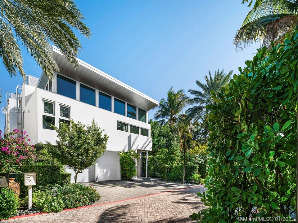 Recently Sold: $19,250,000 (5 beds, 6 baths, 5868 Square Feet)