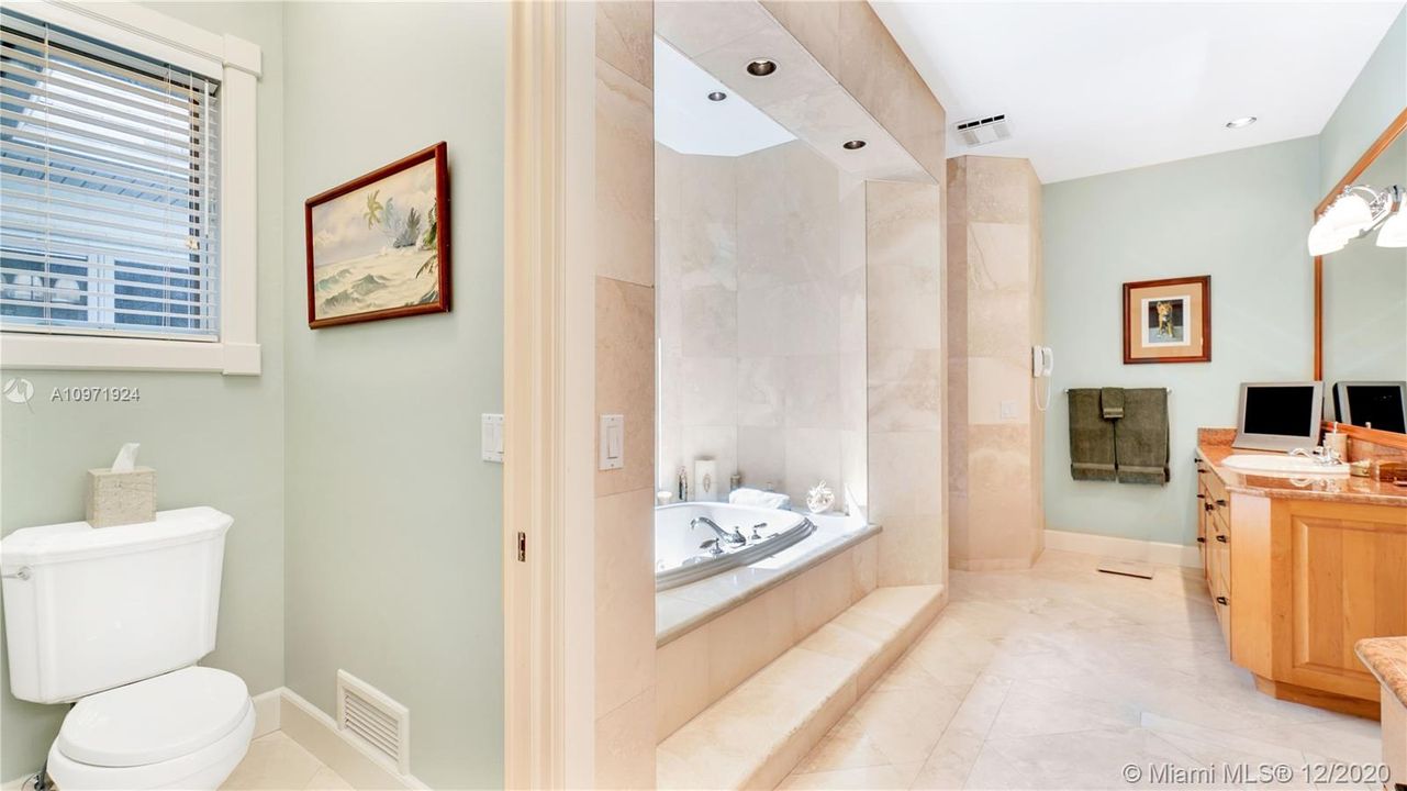 最近售出: $1,300,000 (4 贝兹, 2 浴室, 4857 平方英尺)