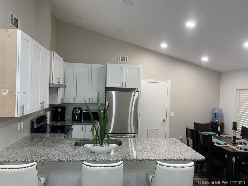 Recently Sold: $244,900 (3 beds, 2 baths, 1067 Square Feet)