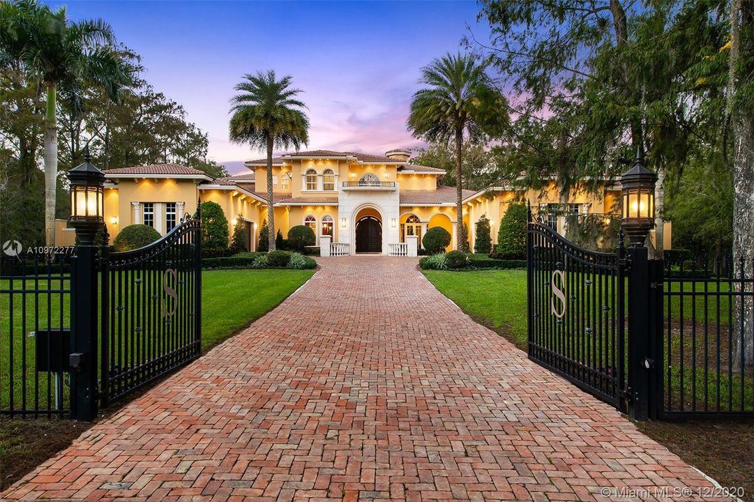 Recently Sold: $2,995,000 (6 beds, 7 baths, 7568 Square Feet)