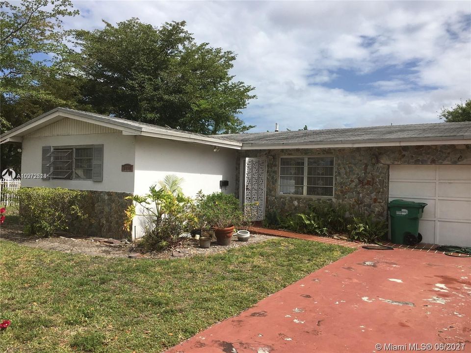 Recently Sold: $335,000 (4 beds, 2 baths, 1379 Square Feet)