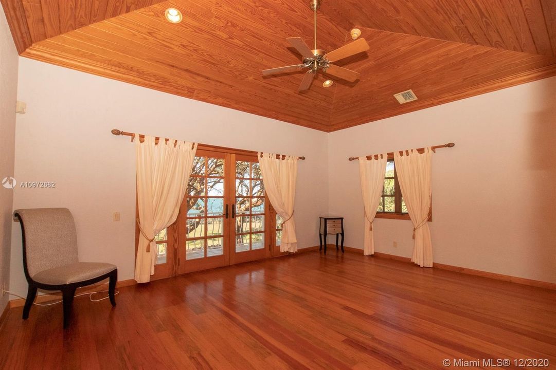 Recently Sold: $2,699,000 (4 beds, 3 baths, 4748 Square Feet)