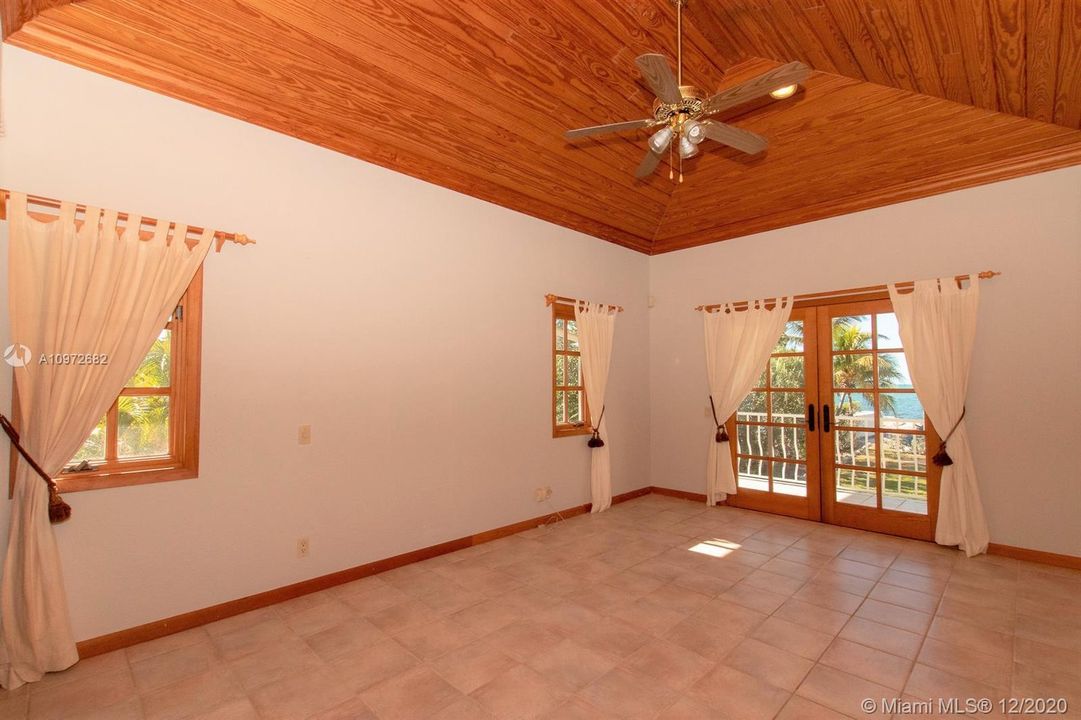 Recently Sold: $2,699,000 (4 beds, 3 baths, 4748 Square Feet)