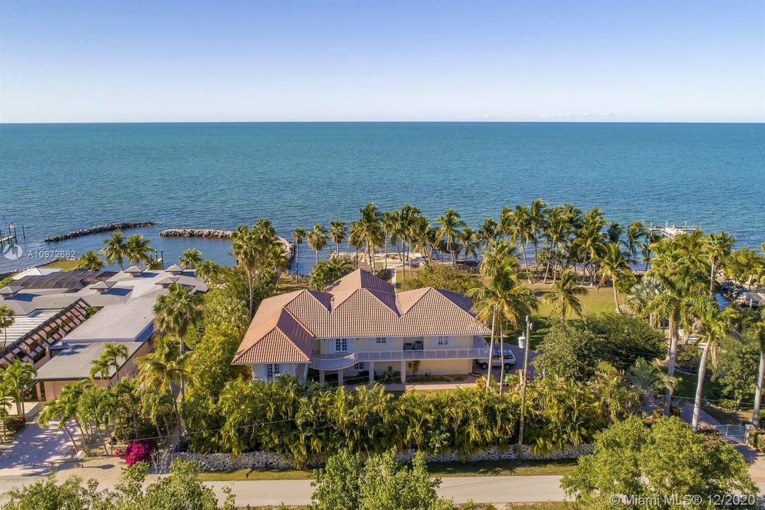 Recently Sold: $2,699,000 (4 beds, 3 baths, 4748 Square Feet)
