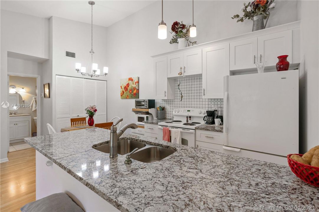 Open Peninsula Kitchen with Granite & Shaker Cabinets