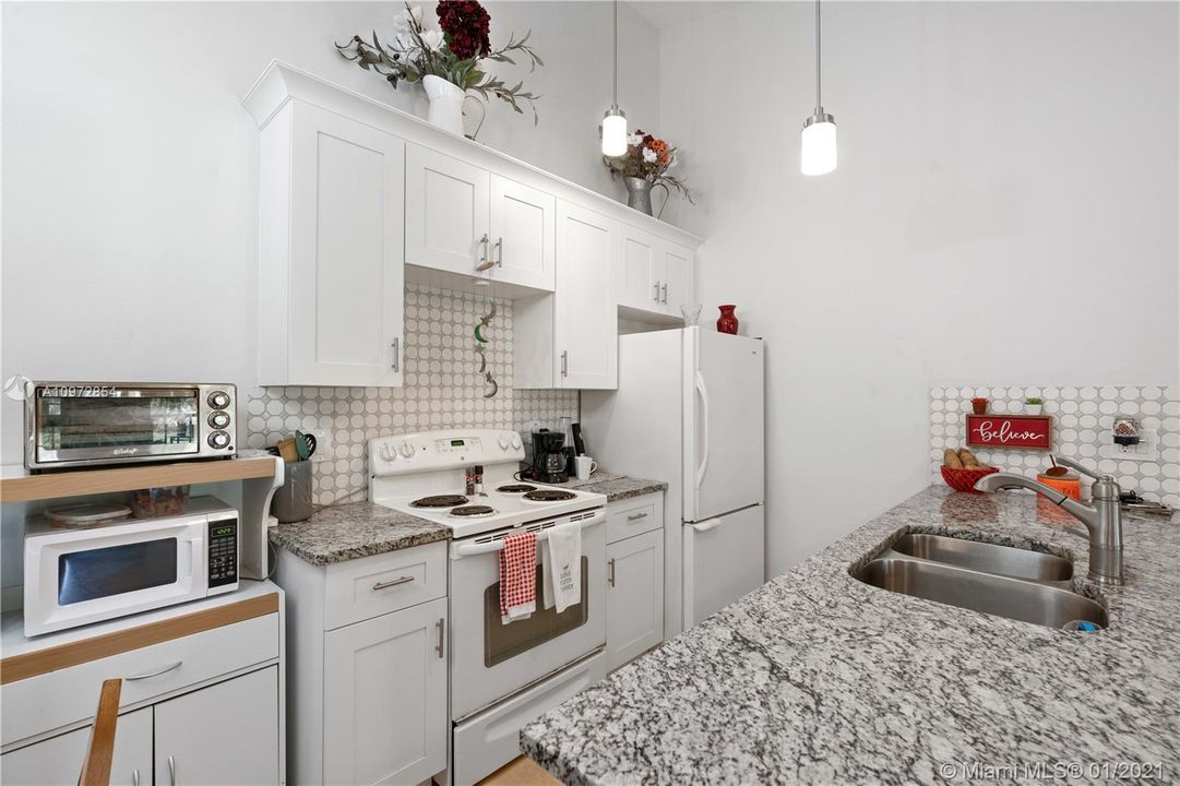 Open Peninsula Kitchen with Granite & Shaker Cabinets