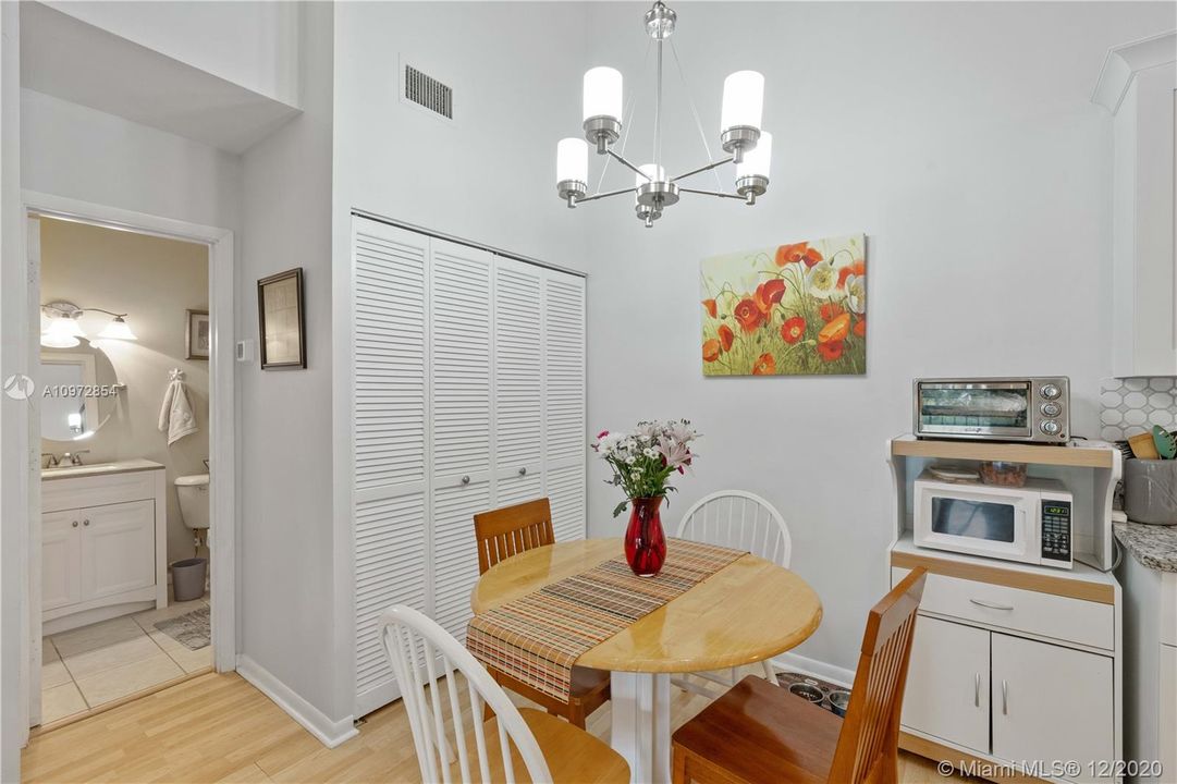 Open Peninsula Kitchen with Granite & Shaker Cabinets