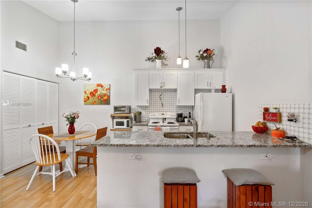 Open Peninsula Kitchen with Granite & Shaker Cabinets