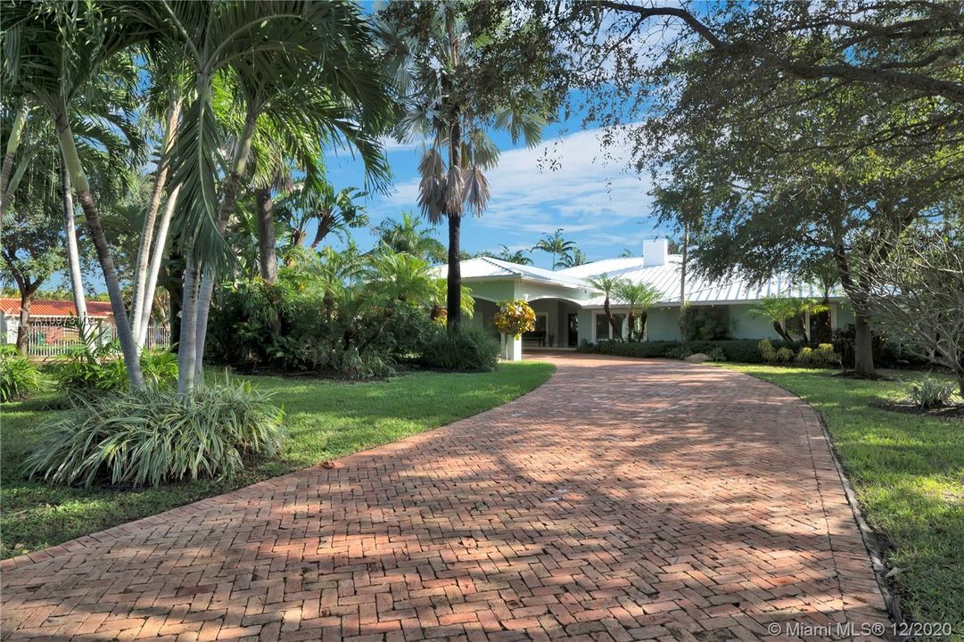 Recently Sold: $2,975,000 (5 beds, 6 baths, 5226 Square Feet)