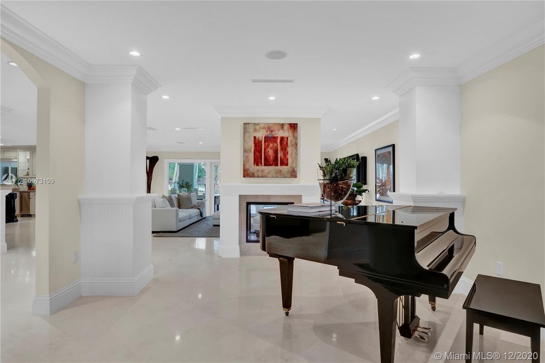 Recently Sold: $2,975,000 (5 beds, 6 baths, 5226 Square Feet)