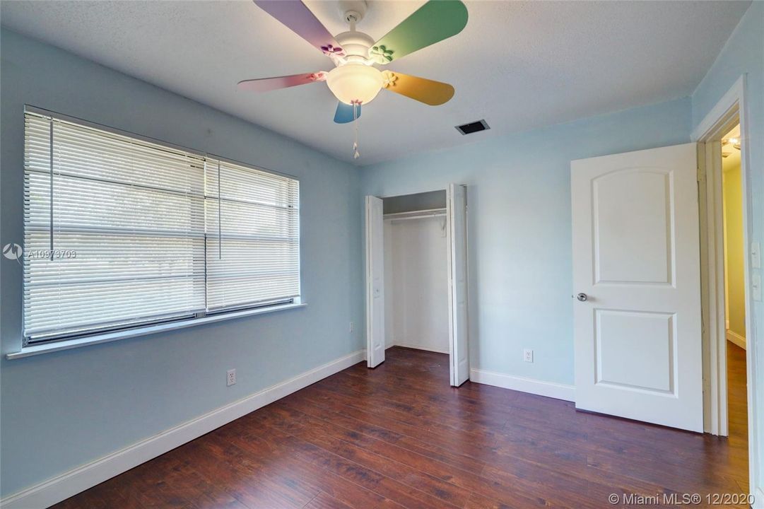 Vendido Recientemente: $266,900 (4 camas, 2 baños, 1512 Pies cuadrados)