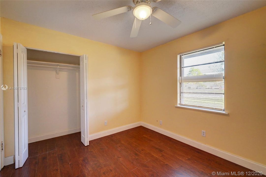 Vendido Recientemente: $266,900 (4 camas, 2 baños, 1512 Pies cuadrados)