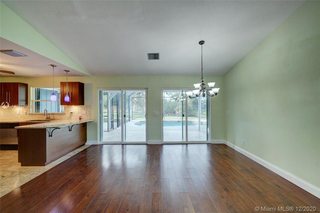 Vendido Recientemente: $266,900 (4 camas, 2 baños, 1512 Pies cuadrados)