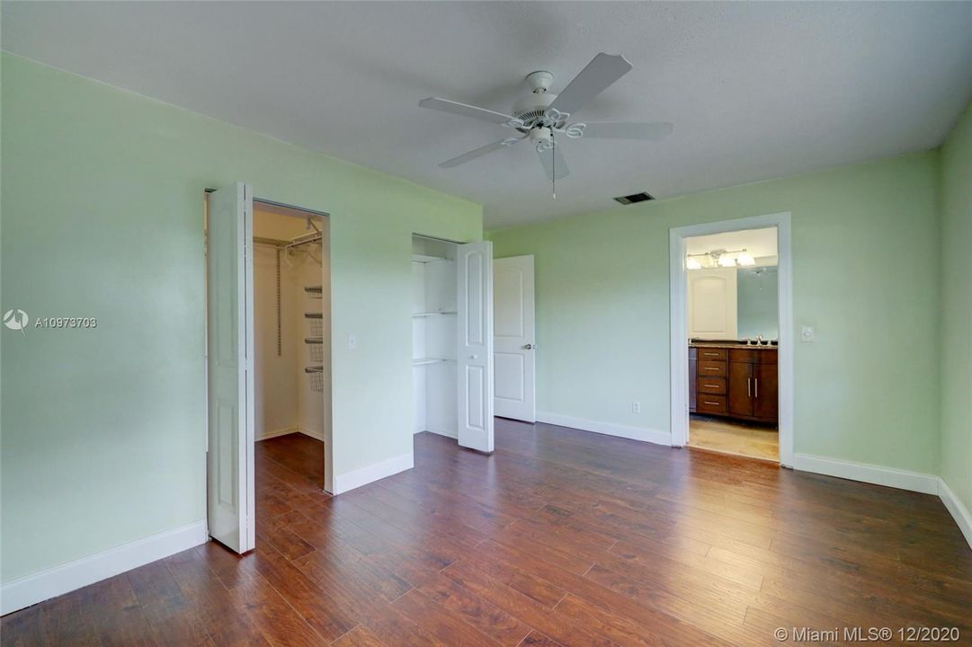Vendido Recientemente: $266,900 (4 camas, 2 baños, 1512 Pies cuadrados)