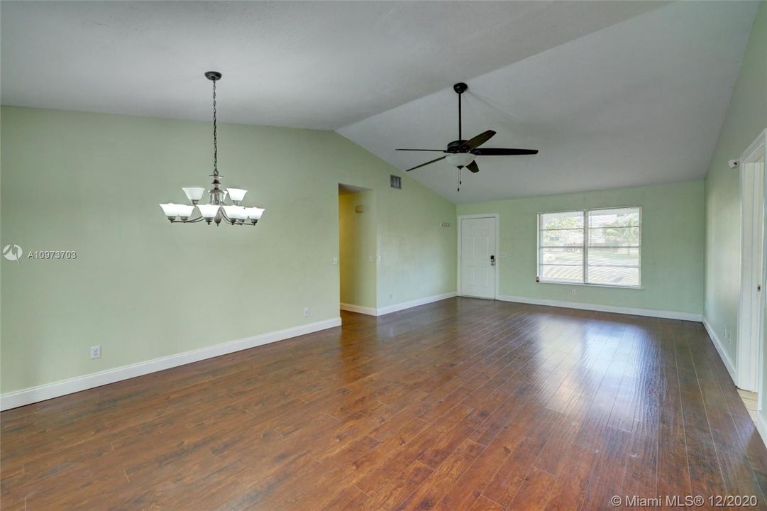 Vendido Recientemente: $266,900 (4 camas, 2 baños, 1512 Pies cuadrados)