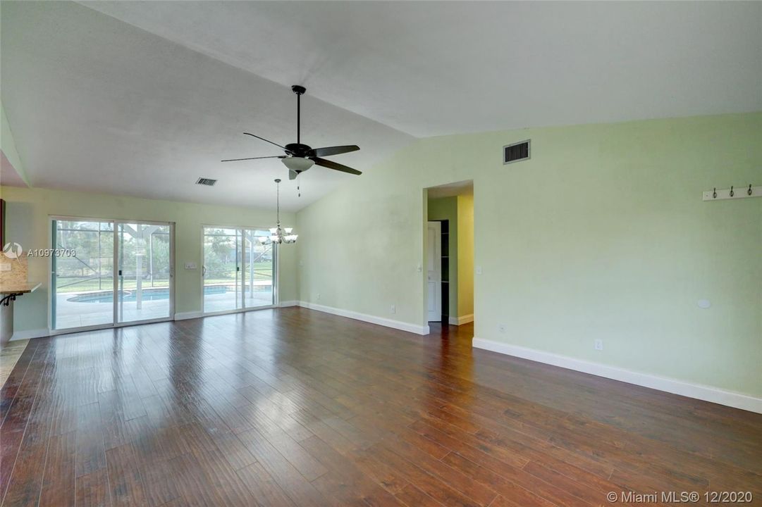 Vendido Recientemente: $266,900 (4 camas, 2 baños, 1512 Pies cuadrados)