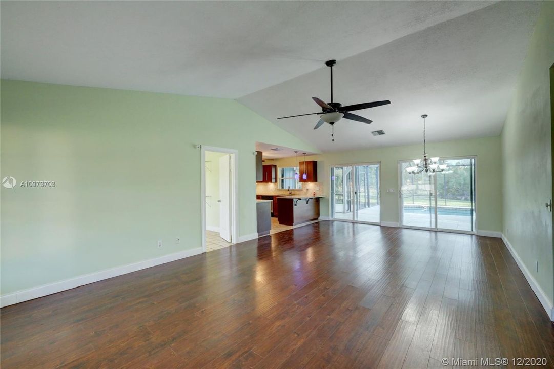 Vendido Recientemente: $266,900 (4 camas, 2 baños, 1512 Pies cuadrados)
