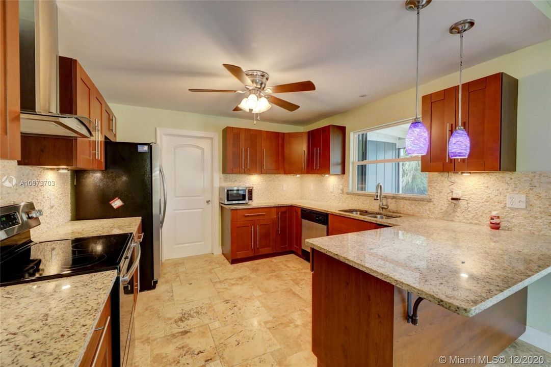 Vendido Recientemente: $266,900 (4 camas, 2 baños, 1512 Pies cuadrados)