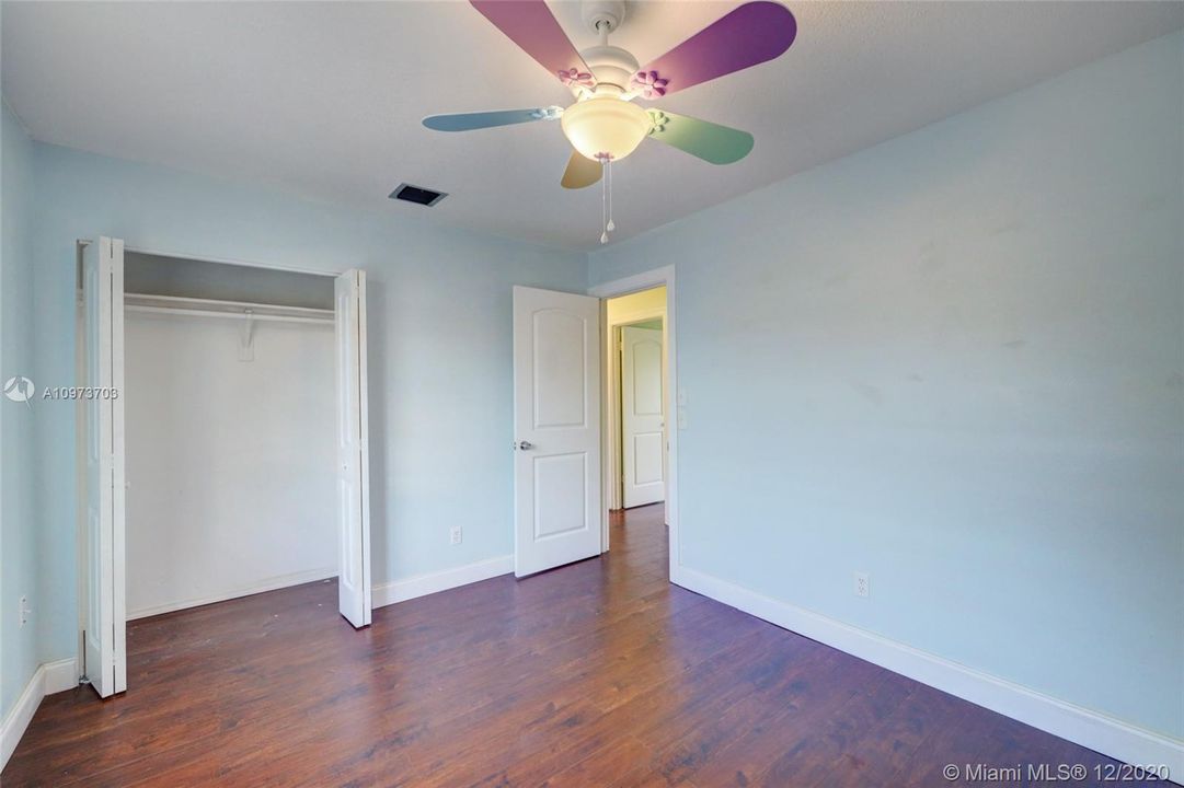 Vendido Recientemente: $266,900 (4 camas, 2 baños, 1512 Pies cuadrados)