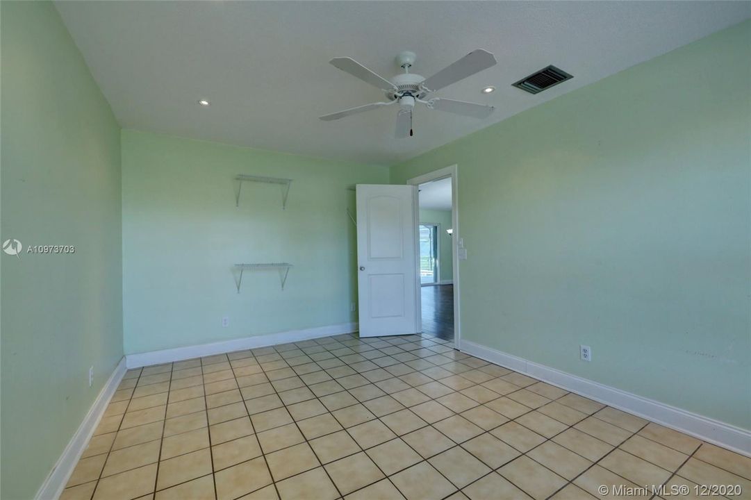 Vendido Recientemente: $266,900 (4 camas, 2 baños, 1512 Pies cuadrados)