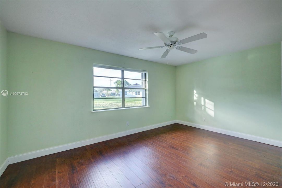 Vendido Recientemente: $266,900 (4 camas, 2 baños, 1512 Pies cuadrados)