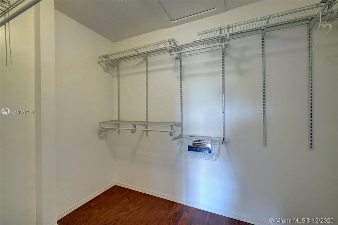 Vendido Recientemente: $266,900 (4 camas, 2 baños, 1512 Pies cuadrados)
