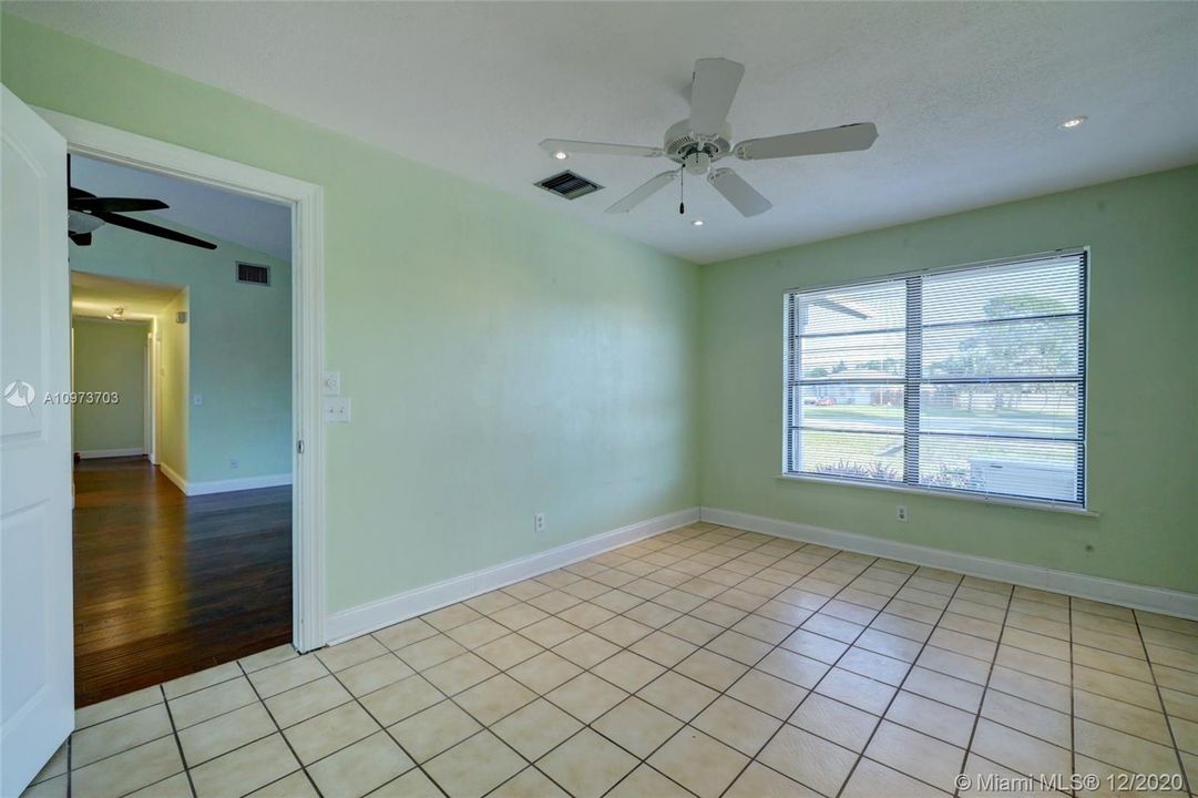 Vendido Recientemente: $266,900 (4 camas, 2 baños, 1512 Pies cuadrados)