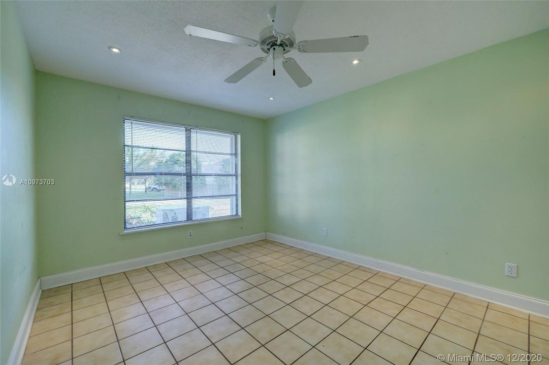 Vendido Recientemente: $266,900 (4 camas, 2 baños, 1512 Pies cuadrados)