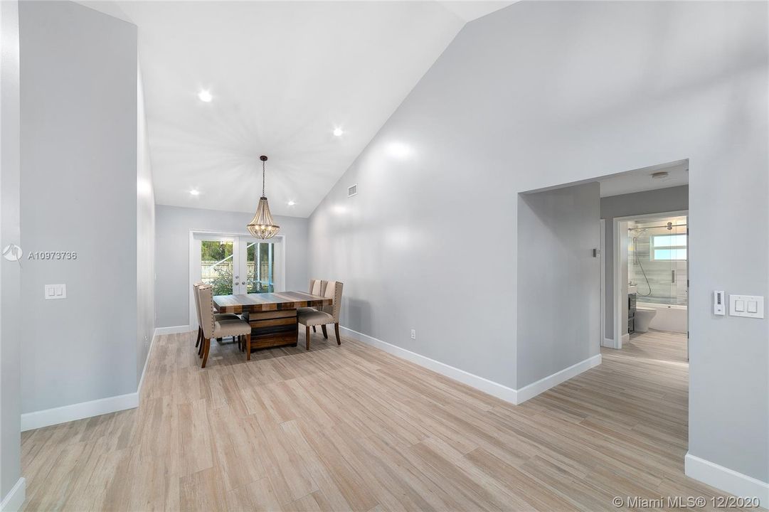 Recently Sold: $425,000 (3 beds, 2 baths, 1866 Square Feet)