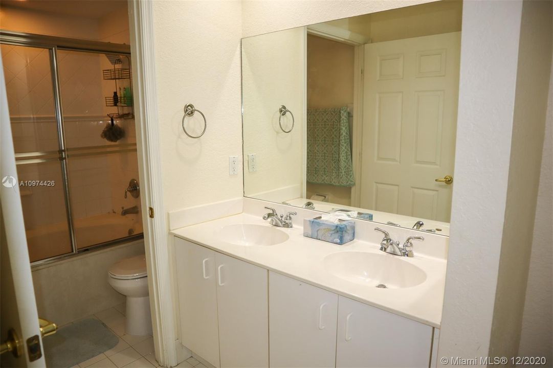 Recently Rented: $1,950 (2 beds, 2 baths, 1005 Square Feet)