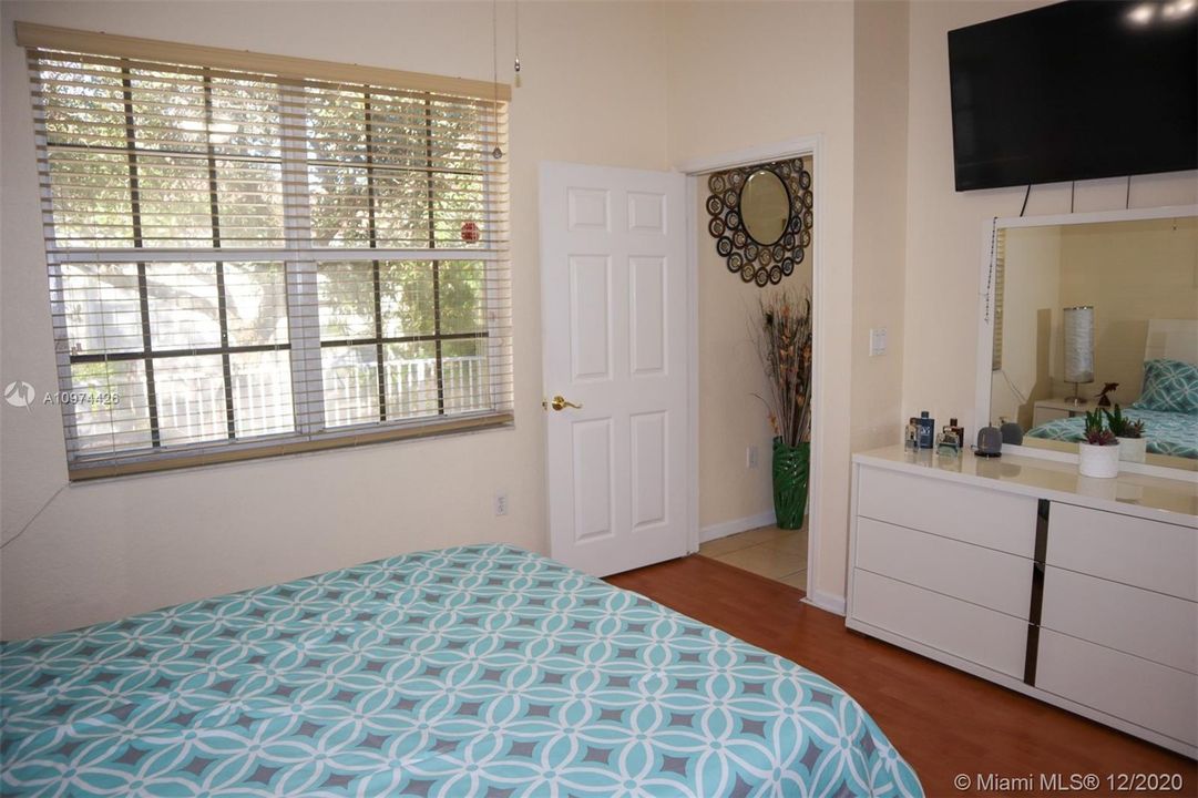 Recently Rented: $1,950 (2 beds, 2 baths, 1005 Square Feet)