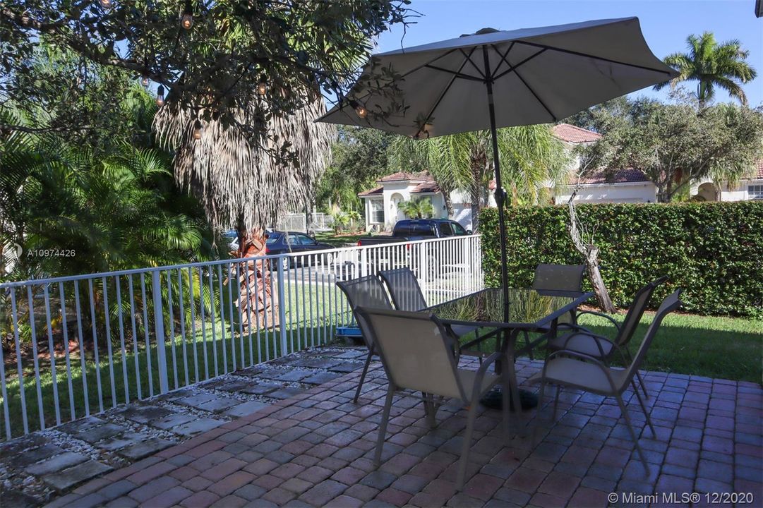 Recently Rented: $1,950 (2 beds, 2 baths, 1005 Square Feet)