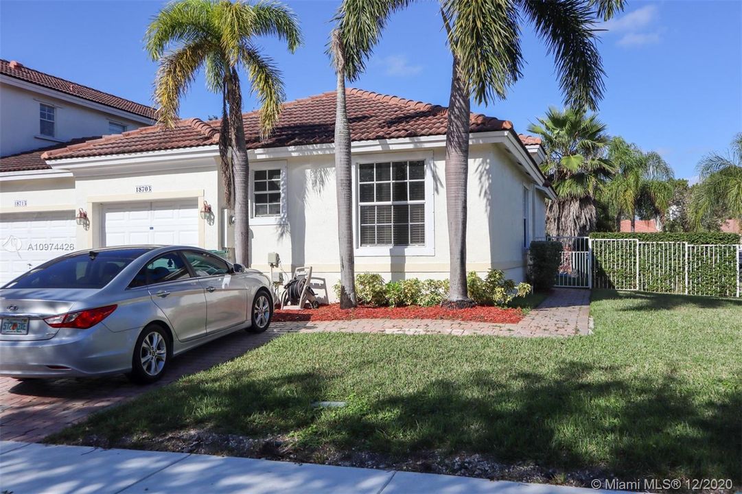 Recently Rented: $1,950 (2 beds, 2 baths, 1005 Square Feet)