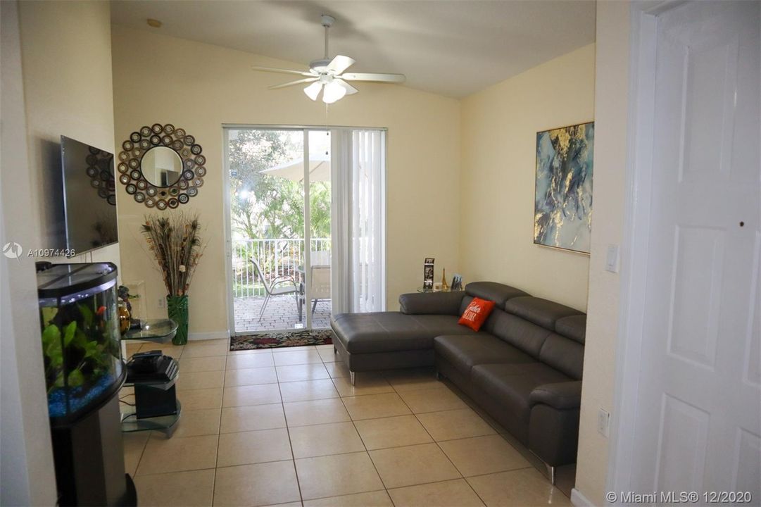 Recently Rented: $1,950 (2 beds, 2 baths, 1005 Square Feet)