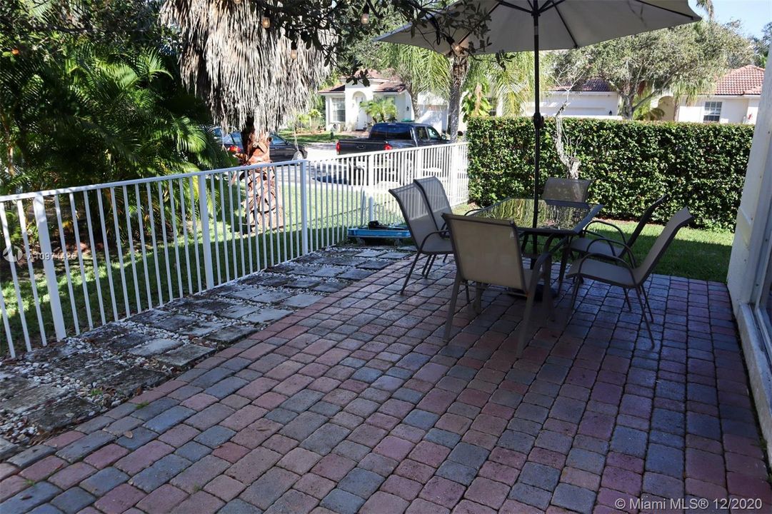 Recently Rented: $1,950 (2 beds, 2 baths, 1005 Square Feet)