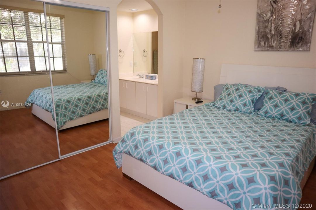 Recently Rented: $1,950 (2 beds, 2 baths, 1005 Square Feet)