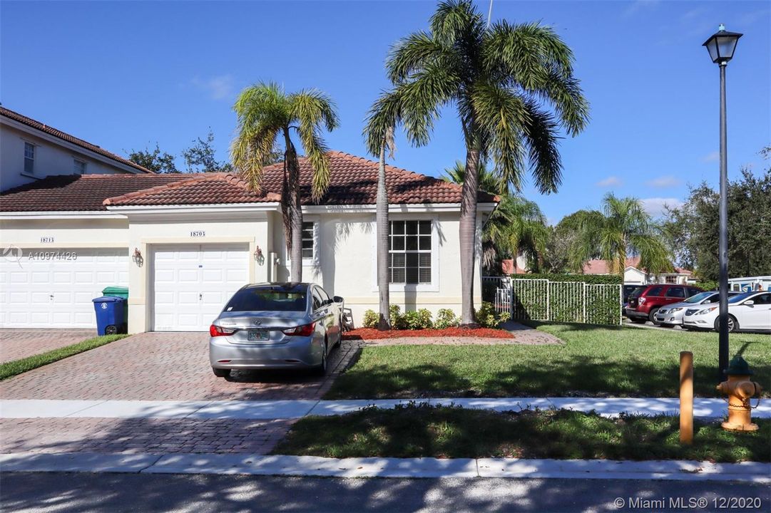 Recently Rented: $1,950 (2 beds, 2 baths, 1005 Square Feet)