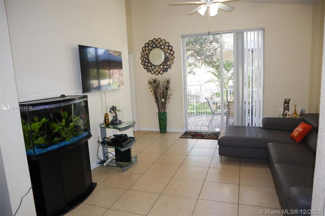 Recently Rented: $1,950 (2 beds, 2 baths, 1005 Square Feet)