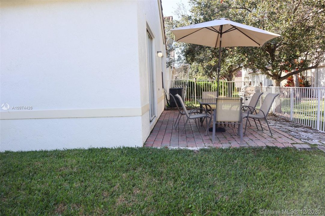 Recently Rented: $1,950 (2 beds, 2 baths, 1005 Square Feet)