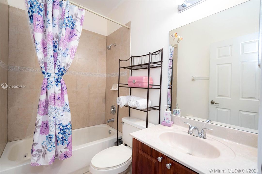 最近售出: $360,000 (4 贝兹, 2 浴室, 1939 平方英尺)