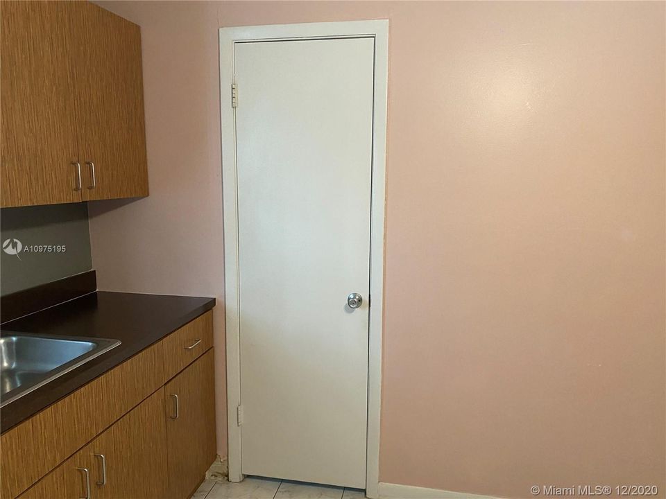 Recently Rented: $900 (1 beds, 1 baths, 1371 Square Feet)