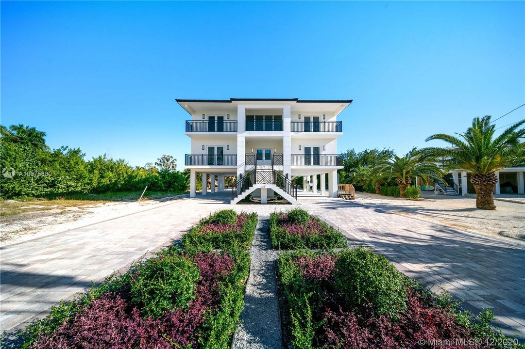 Recently Sold: $1,295,000 (4 beds, 3 baths, 3328 Square Feet)