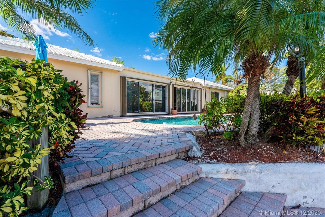 Recently Sold: $825,000 (3 beds, 3 baths, 2204 Square Feet)