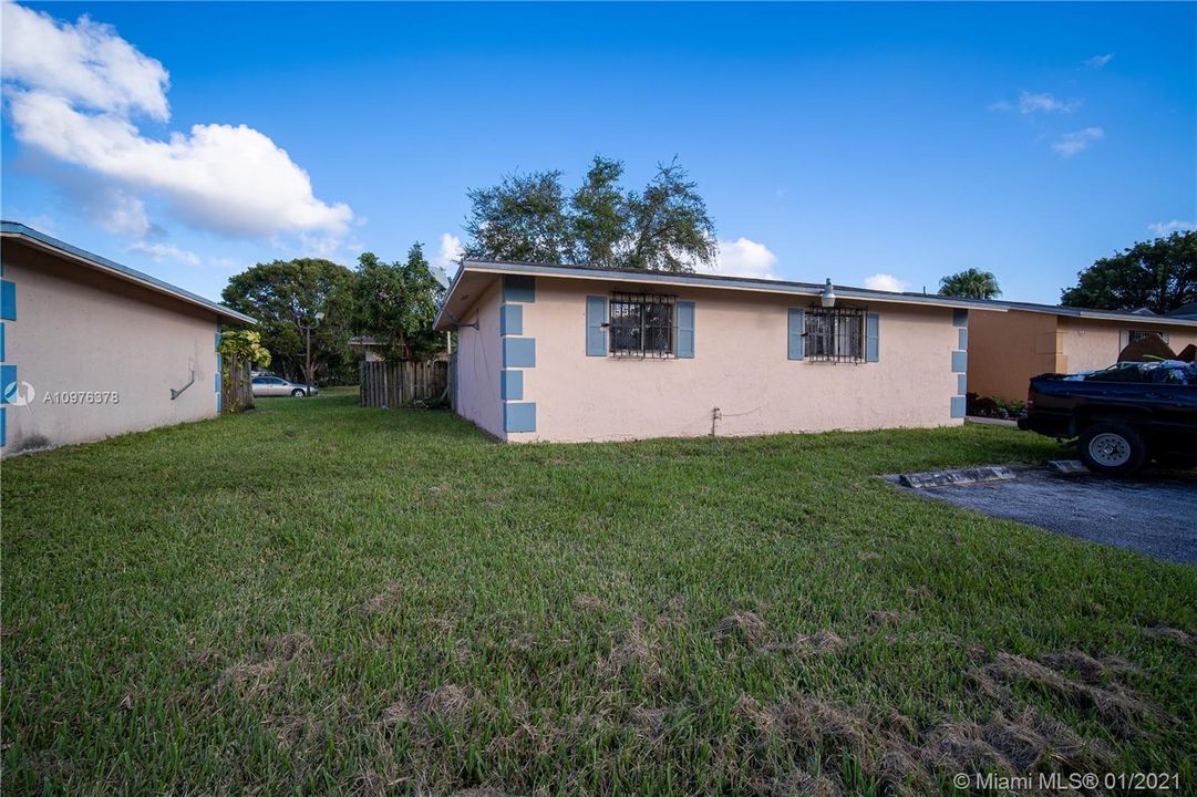 Recently Sold: $100,000 (3 beds, 2 baths, 959 Square Feet)