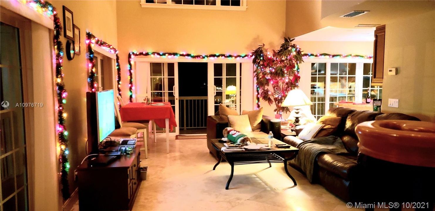 Recently Rented: $7,000 (2 beds, 2 baths, 2400 Square Feet)