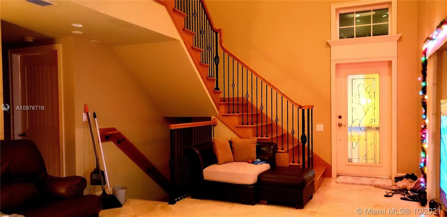 Recently Rented: $7,000 (2 beds, 2 baths, 2400 Square Feet)