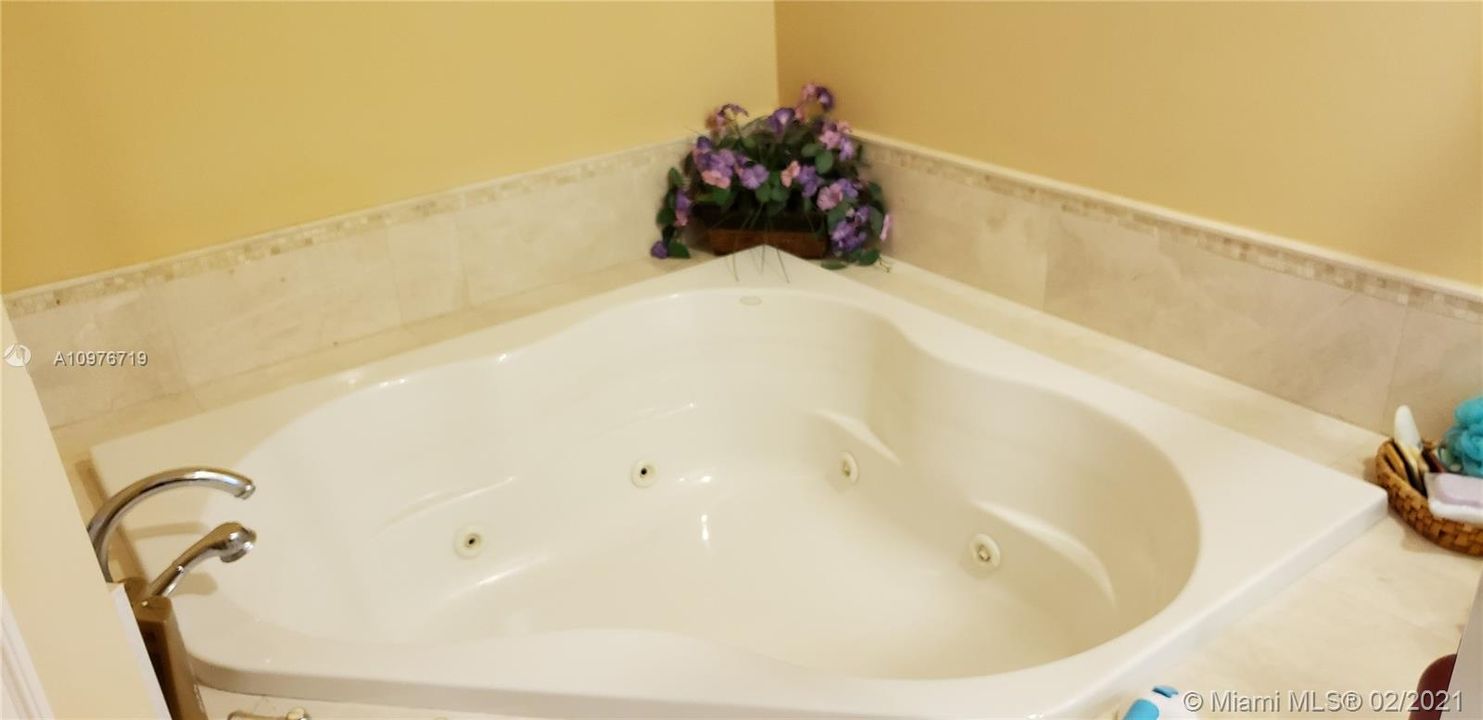 Recently Rented: $7,000 (2 beds, 2 baths, 2400 Square Feet)