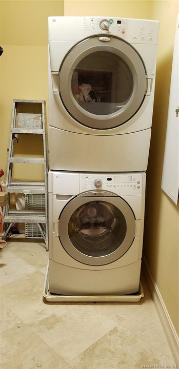 Recently Rented: $7,000 (2 beds, 2 baths, 2400 Square Feet)