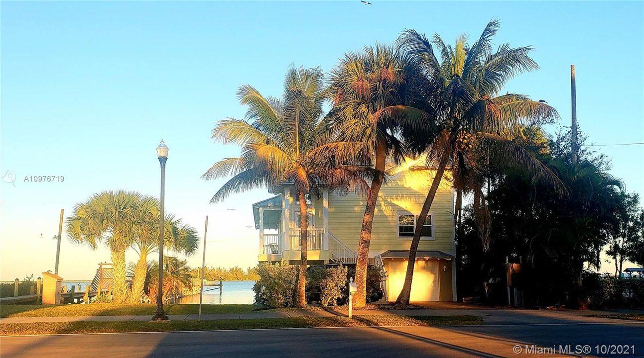 Recently Rented: $7,000 (2 beds, 2 baths, 2400 Square Feet)